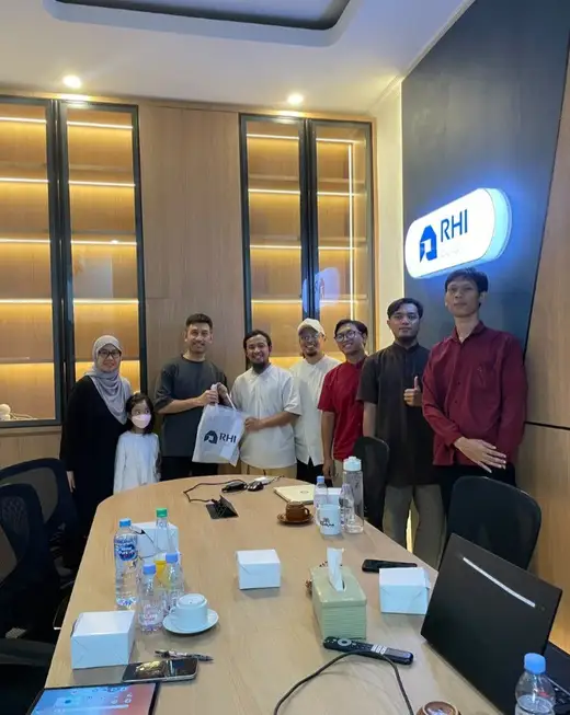 Akad di kantor RHI Build bersama klien RHI Build