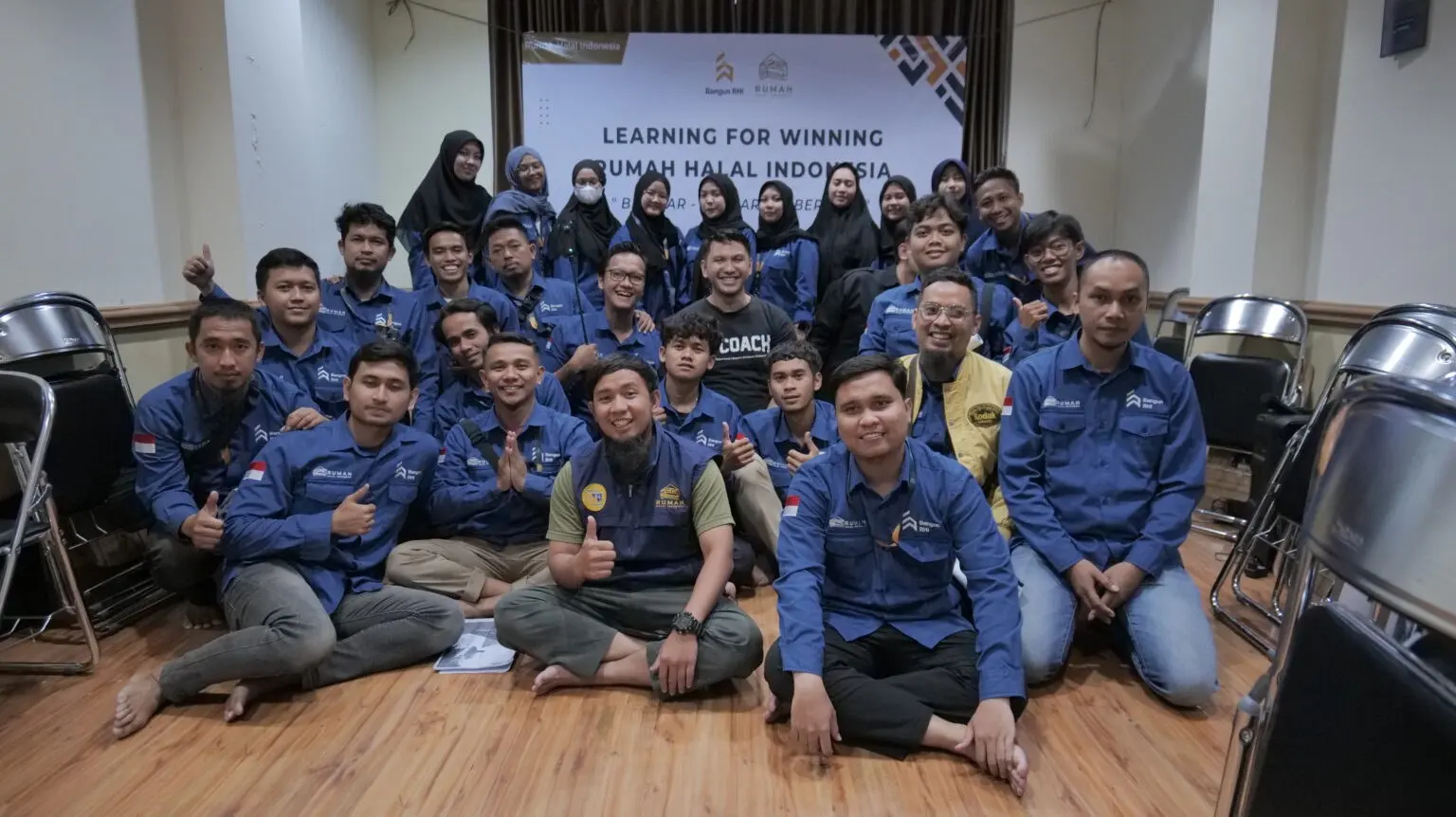 Foto bersama tim RHI Build